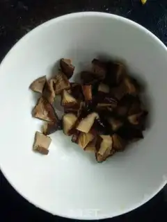 Make Plum mushrooms. Hot dry noodles step 1