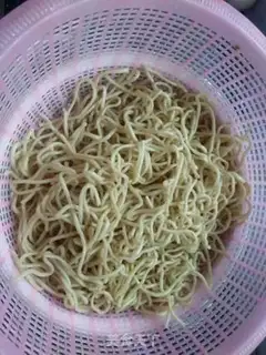 Make Plum mushrooms. Hot dry noodles step 2