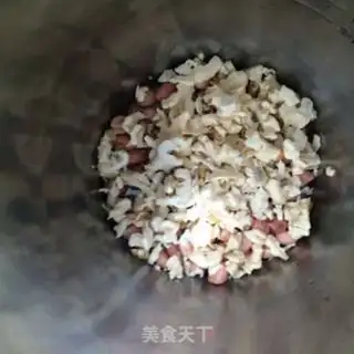 Make Plum mushrooms. Hot dry noodles step 5