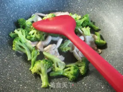 Make Soo-jeong-goo fried broccoli step 2