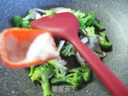Make Soo-jeong-goo fried broccoli step 4