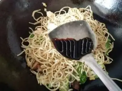 Make Plum mushrooms. Hot dry noodles step 10