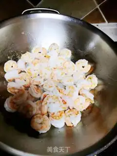 Make Tomato sauce and shrimp step 1