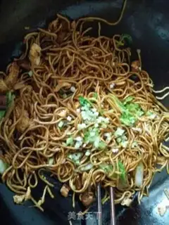 Make Plum mushrooms. Hot dry noodles step 13