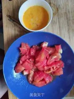 Make Tomato fried eggs step 1