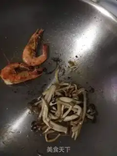 Make Seafood crab legs and pasta step 1