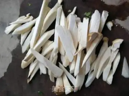 Make Celery fried abalone mushrooms step 1