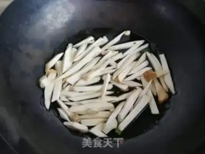 Make Celery fried abalone mushrooms step 4