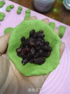Make Frog bean bun step 6