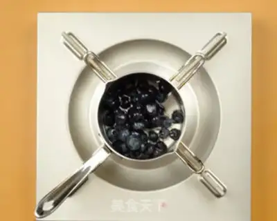 Make Blueberry milkshake step 1