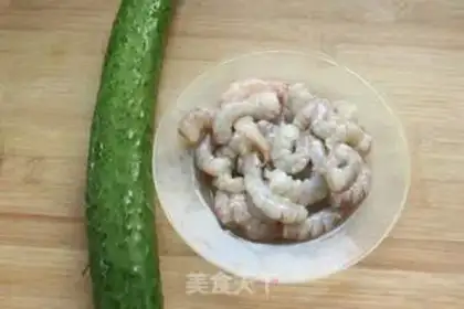 Make cucumber shrimp step 0