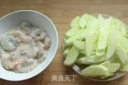 Make cucumber shrimp step 1
