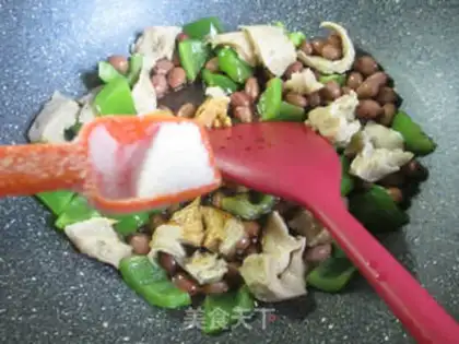 Make Pyramid peanut rice step 4