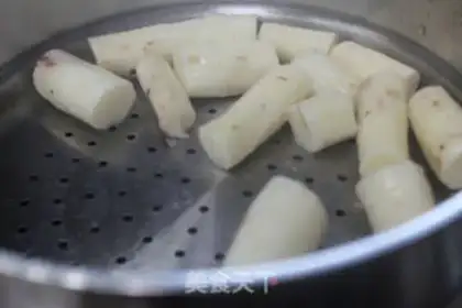 Make The baby eats a mountain sausage step 1