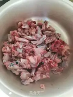Make "Red oil with peppers and frogs." step 0
