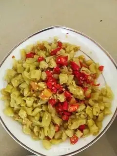 Make "Red oil with peppers and frogs." step 1