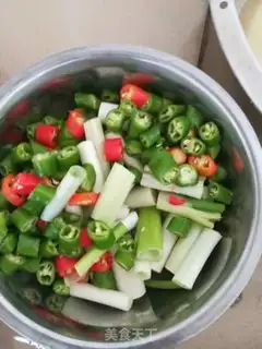 Make "Red oil with peppers and frogs." step 2