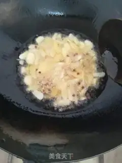 Make "Red oil with peppers and frogs." step 4