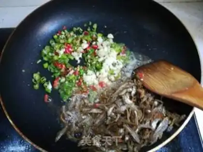 Make Spicy little cinnamon fish step 5