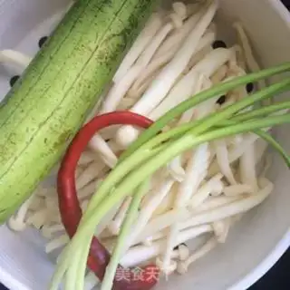 Make White mushrooms and silk melons step 0
