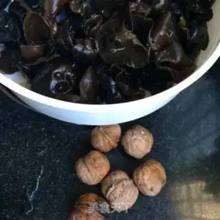 Make Fresh walnut chorus step 0