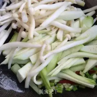 Make White mushrooms and silk melons step 4