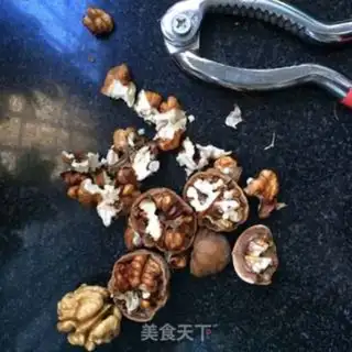 Make Fresh walnut chorus step 2