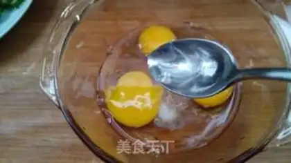 Make Autumn fried eggs step 3