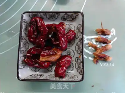 Make Cinnamon and red date tea step 1