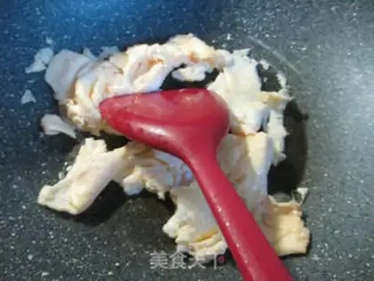 Make Scrambled eggs step 2