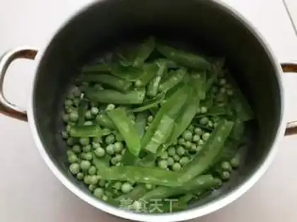 Make Peas fried eggs step 1