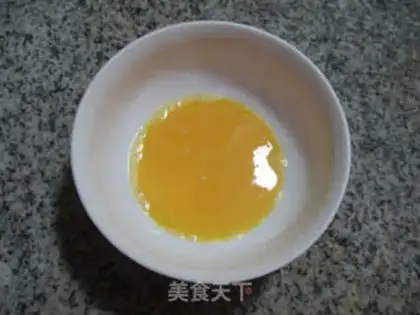 Make raisins and eggs step 1