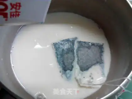 Make Red tea yogurt step 1