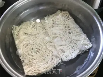 Make Egg noodles pizza step 0