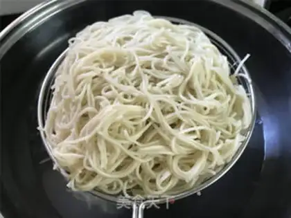 Make Egg noodles pizza step 1
