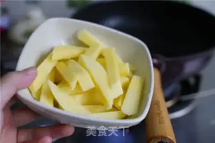 Make Beefball potato soup noodles step 1