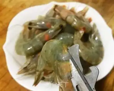 Make Garlic tomato shrimp step 0