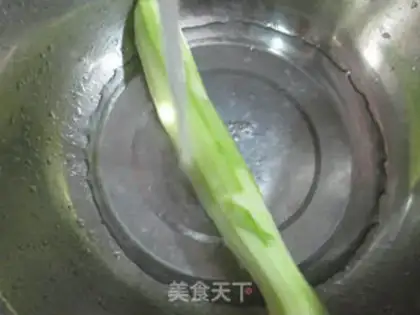 Make Squeeze the dishes and cut the noodles step 1