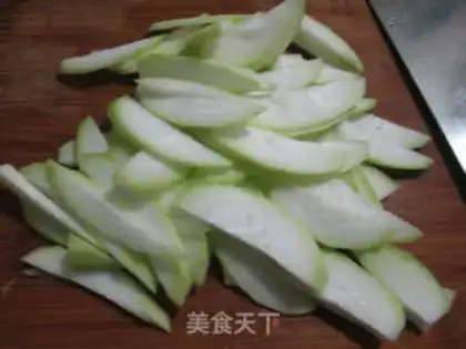 Make Squeeze the dishes and cut the noodles step 2