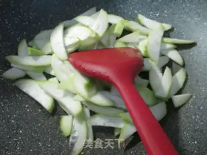Make Squeeze the dishes and cut the noodles step 3