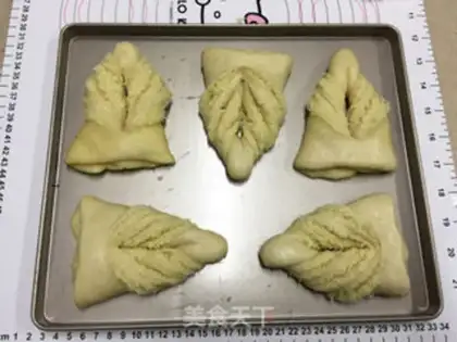 Make Coconut leaf-shaped bread step 18