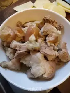 Make Sour soup pig elbow step 1