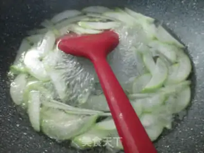 Make Squeeze the dishes and cut the noodles step 4