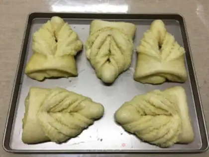 Make Coconut leaf-shaped bread step 19