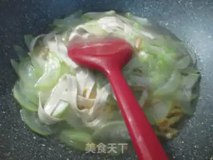 Make Squeeze the dishes and cut the noodles step 5