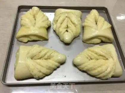 Make Coconut leaf-shaped bread step 20