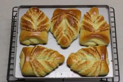 Make Coconut leaf-shaped bread step 22