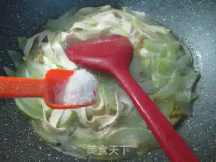 Make Squeeze the dishes and cut the noodles step 7