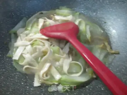 Make Squeeze the dishes and cut the noodles step 8