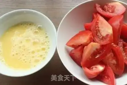 Make Tomato fried eggs step 1